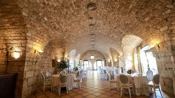 供應早餐、午餐和晚餐,地區料理