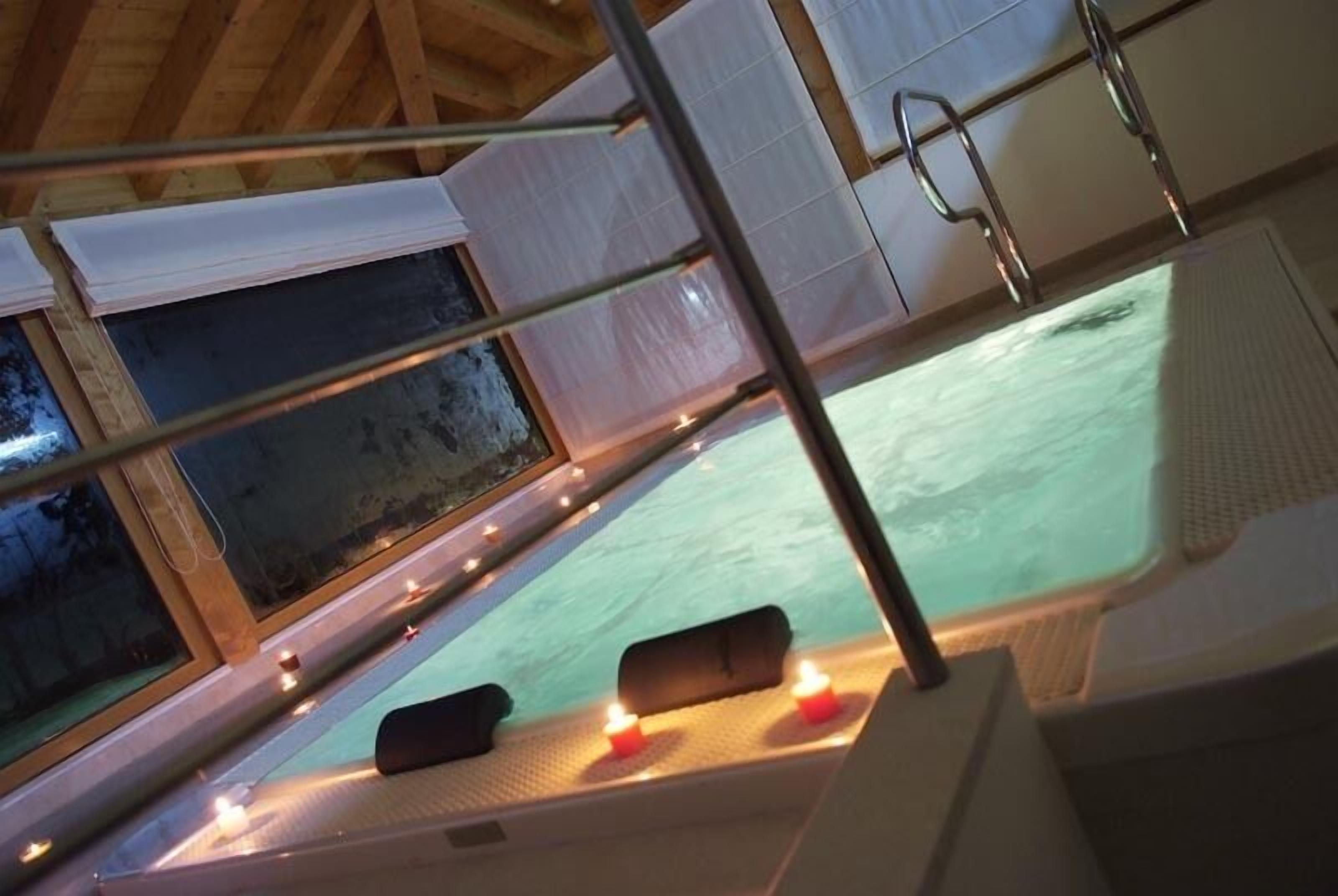 Indoor spa tub