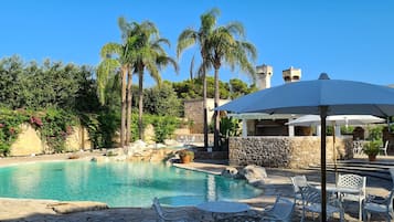 Una piscina al aire libre de temporada