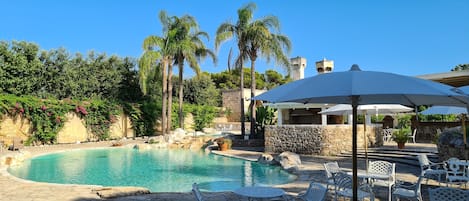 Una piscina al aire libre de temporada