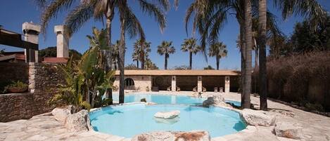 Een seizoensgebonden buitenzwembad