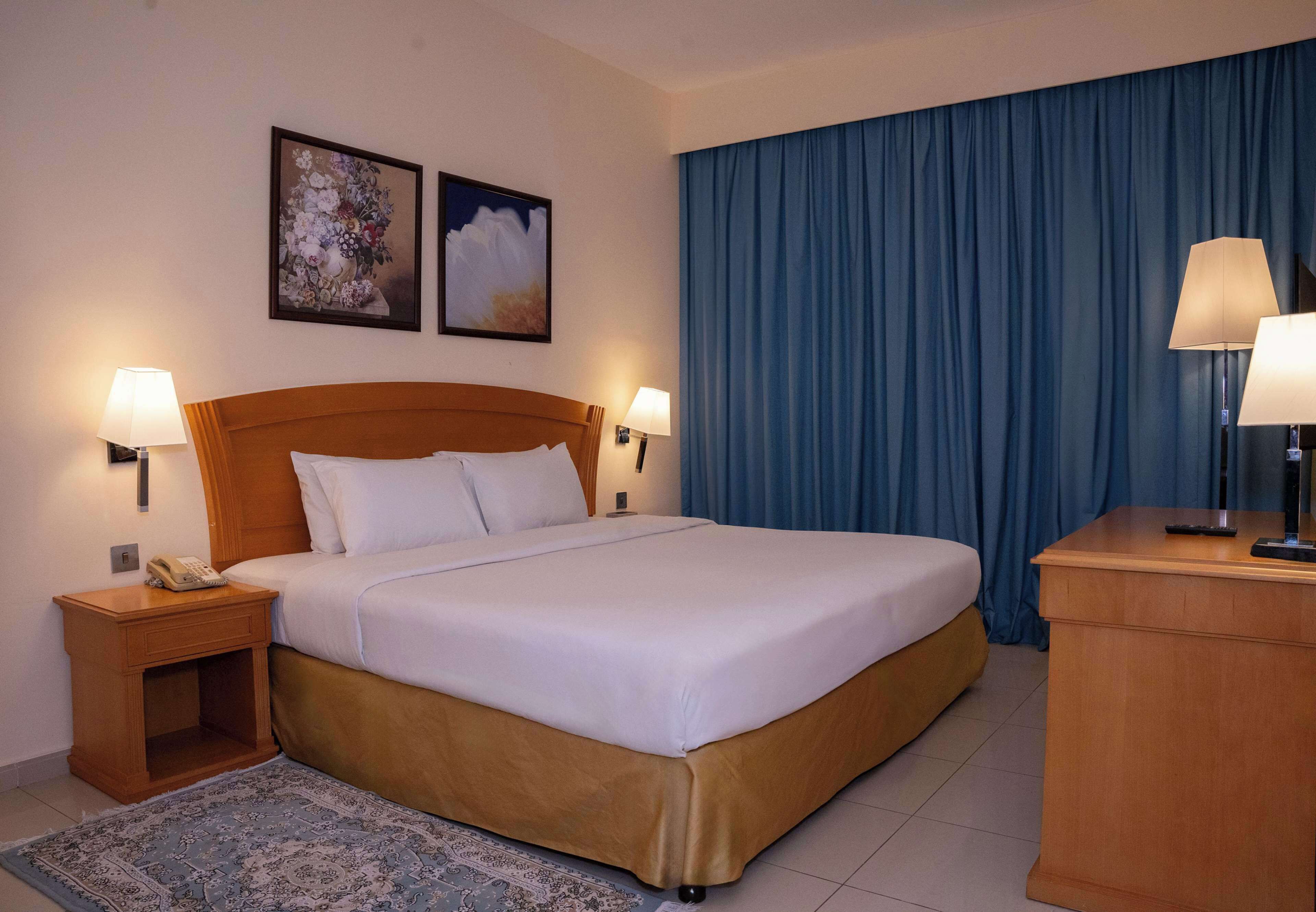 Safe på rommet, skrivebord og skrivebord for bærbar PC