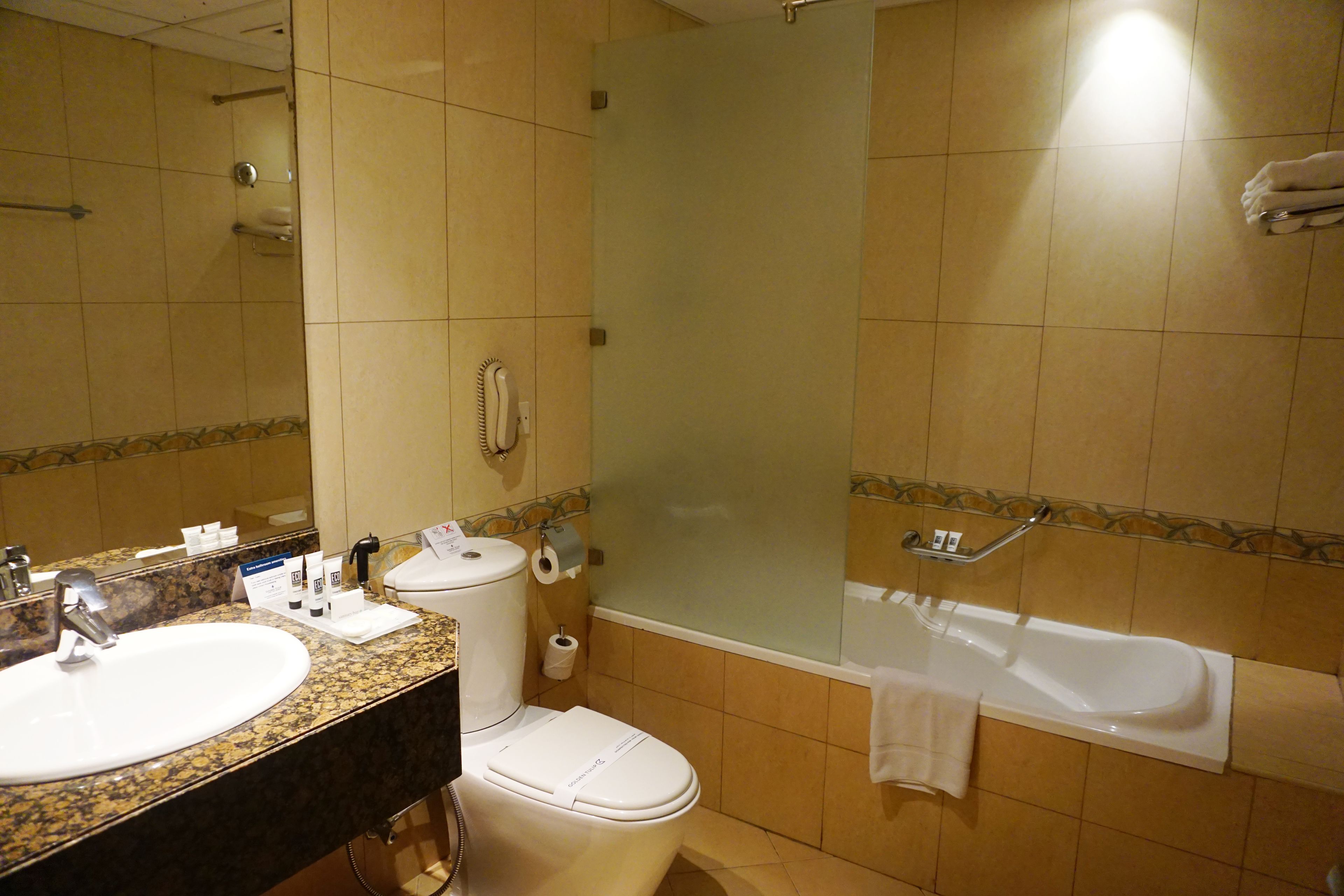Ein Badezimmer mit Waschbecken, Toilette und Badewanne.