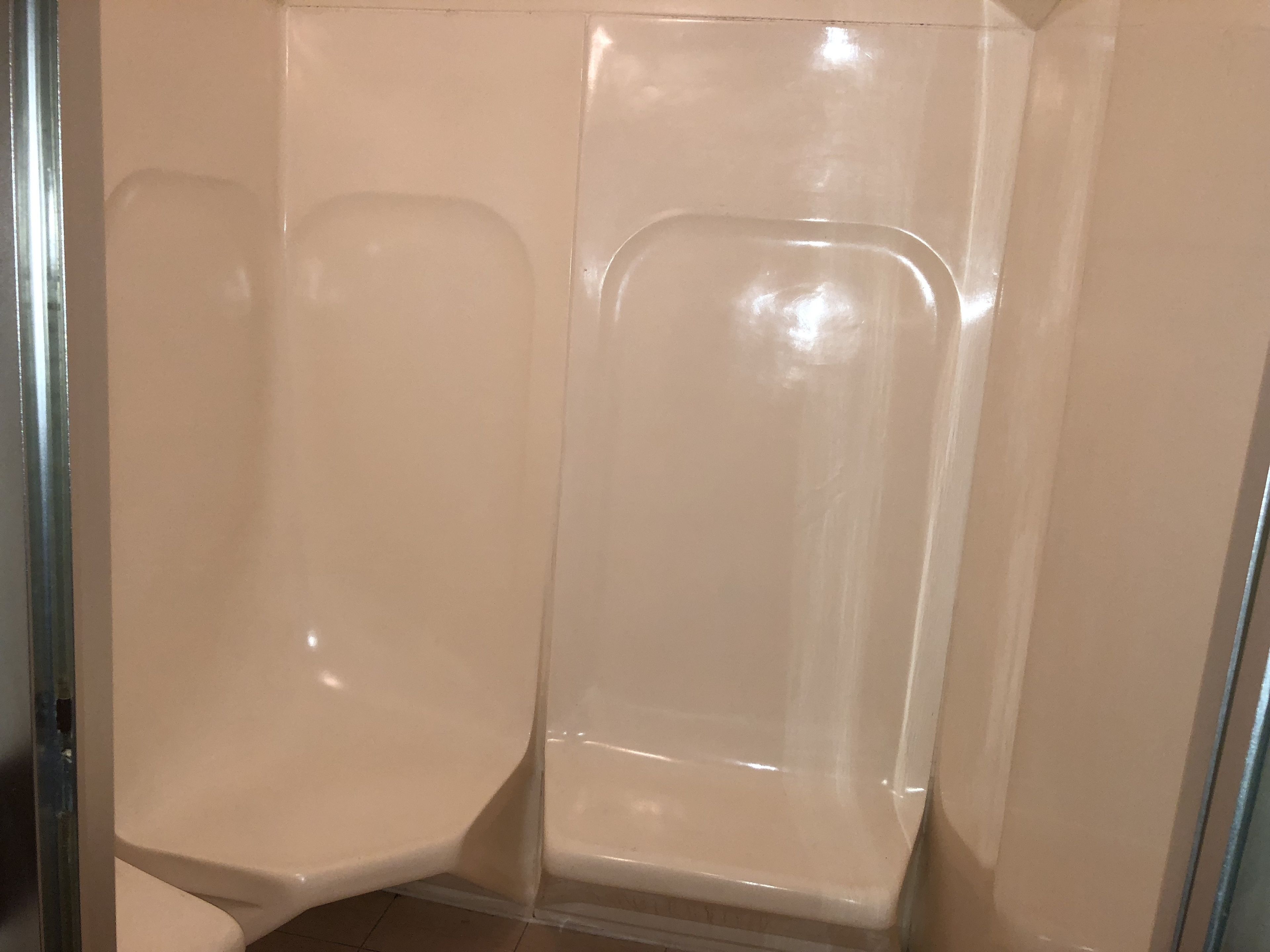 Une salle de bain avec une baignoire et un espace douche.