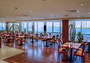 Lunch and dinner served, international cuisine
