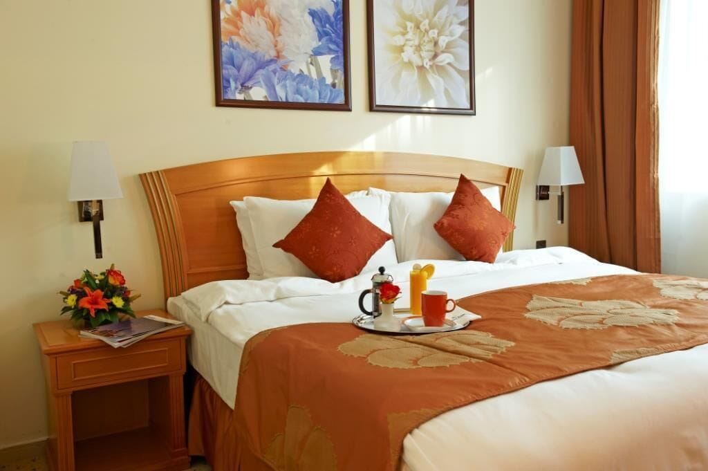 Studio Exécutif, 1 très grand lit (Free Transfer to Al Khan Beach) | Coffres-forts dans les chambres, bureau