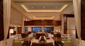 3 restaurantes; se sirven desayunos, almuerzos, cenas y cocina china 