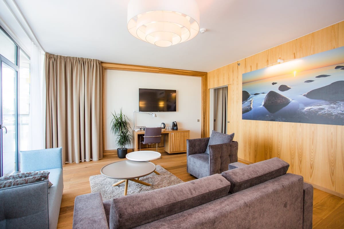 Business suite, uitzicht op zee | Hypoallergeen beddengoed, donzen dekbedden, een minibar