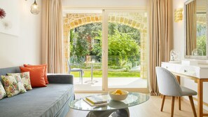 أغطية فراش متميزة وميني بار وخزنة داخل الغرفة ومكتب