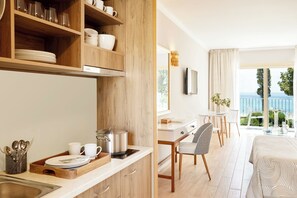 Hochwertige Bettwaren, Minibar, Zimmersafe, Schreibtisch