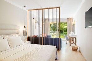 أغطية فراش متميزة وميني بار وخزنة داخل الغرفة ومكتب