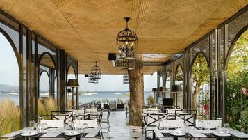 Hi ha 2 restaurants amb esmorzars