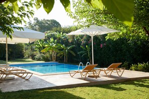 2 من حمّامات السباحة الخارجية، مظلات على حمّام السباحة