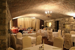 Petit déjeuner servi sur place