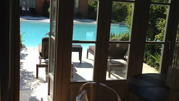 Piscina all'aperto, lettini