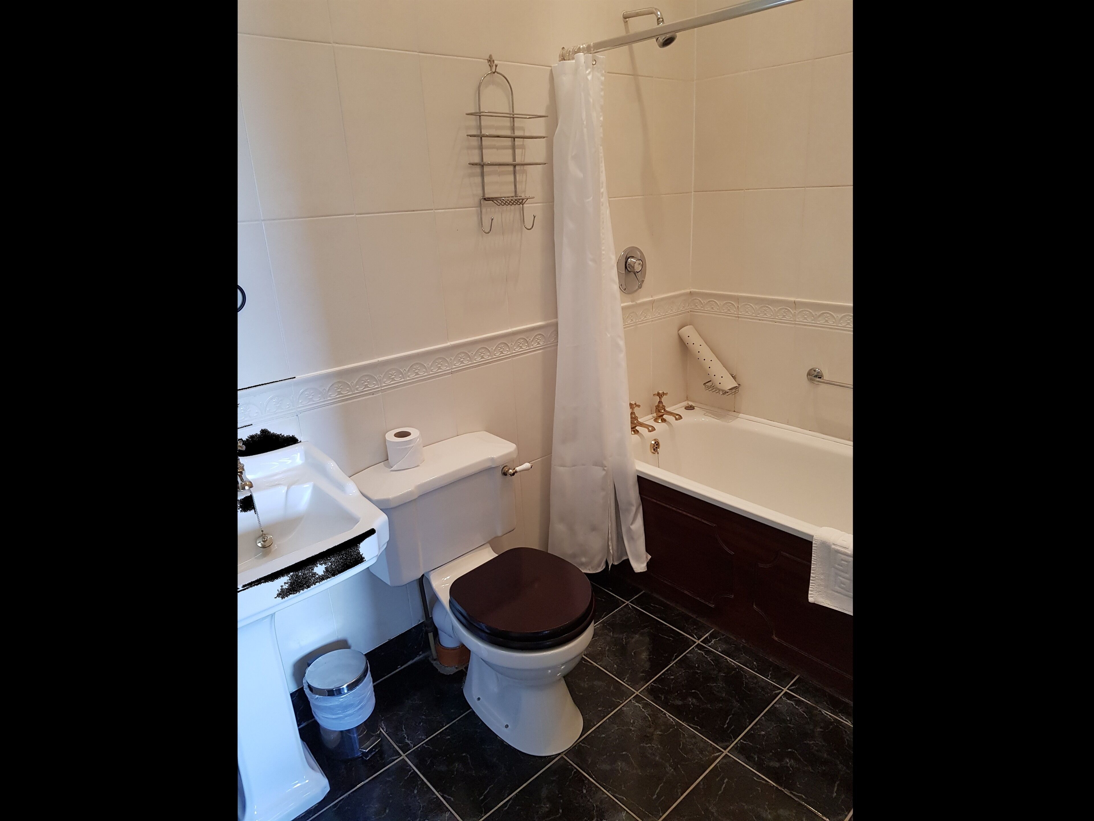 Un baño con inodoro, lavamanos y bañera.