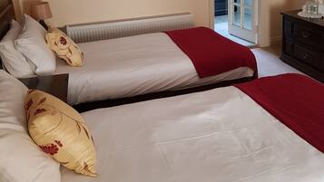 Habitación cuádruple, baño en la habitación (Family ensuite Courtyard) | Ropa de cama