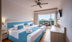 Minibar, escritorio, tabla de planchar con plancha y wifi gratis