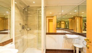 Combined shower/tub, free toiletries, hair dryer, towels