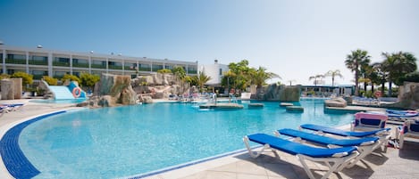 3 piscines extérieures, chaises longues