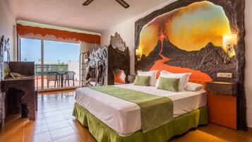 Una habitación de hotel con cama, balcón y un mural grande en la pared.