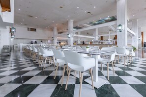 Breakfast, lunch, dinner served; international cuisine  - BLUESEA Costa Bastian (Teguise)