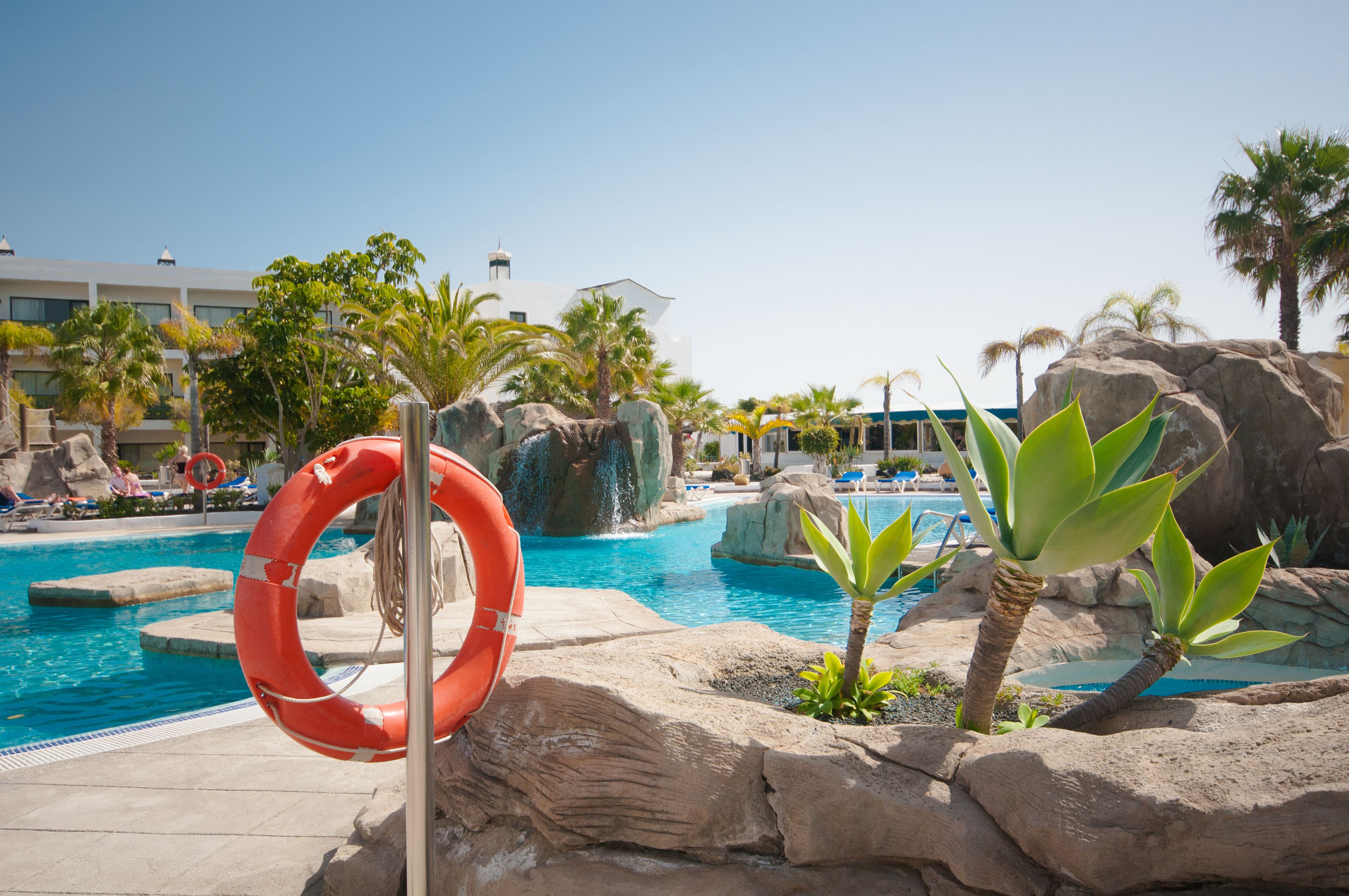 3 piscinas al aire libre, tumbonas