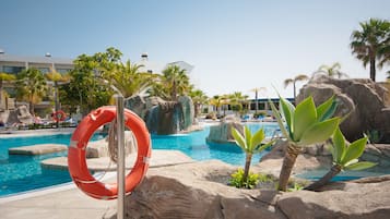 3 piscinas al aire libre, tumbonas