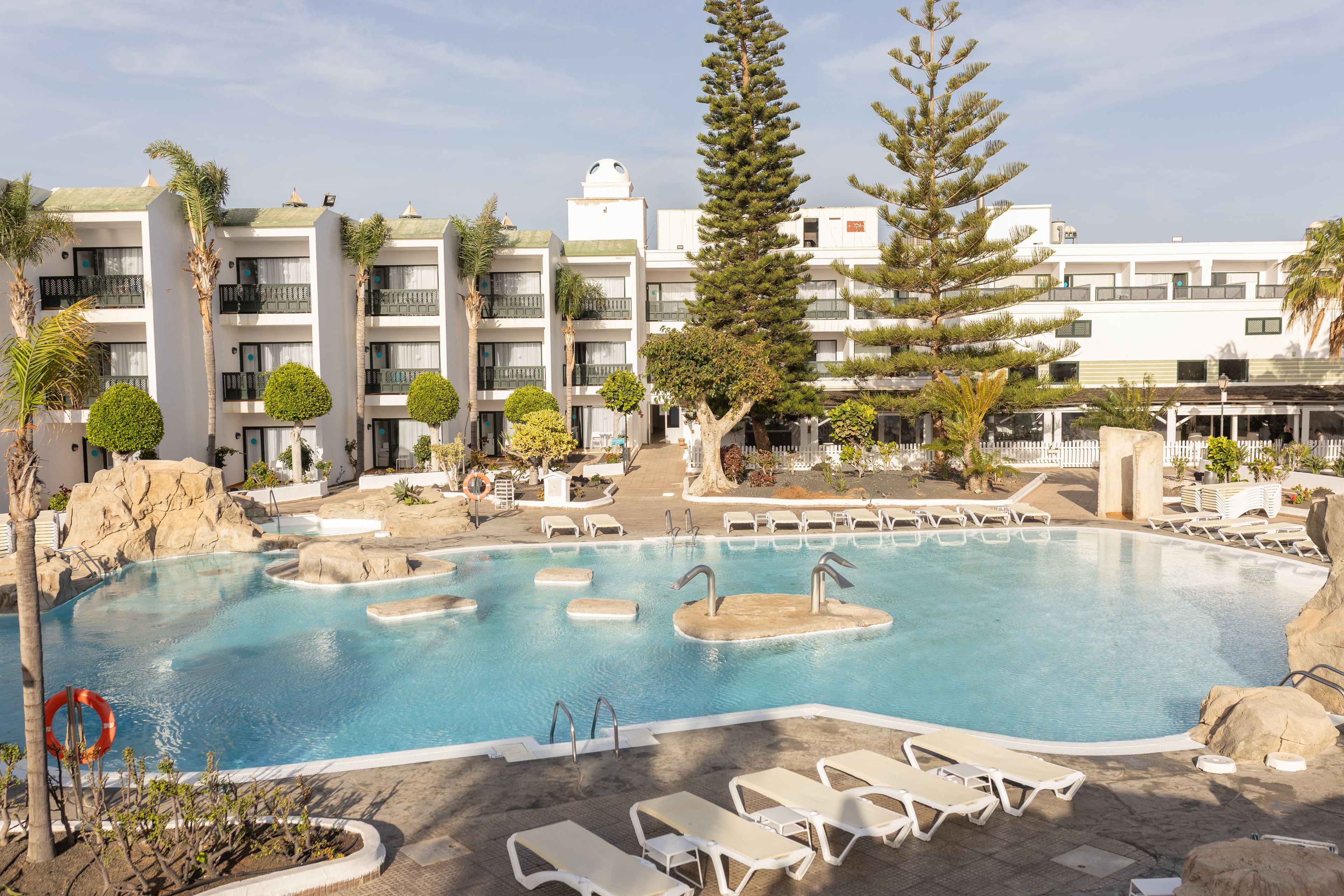 3 outdoor pools, sun loungers