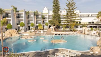 3 piscinas al aire libre, tumbonas