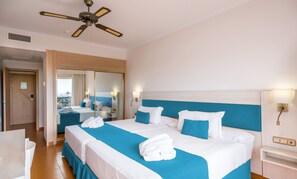 Minibar, desk, iron/ironing board, free WiFi - BLUESEA Costa Bastian (Teguise)