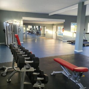 A gym with weightlifting equipment, treadmills, and exercise machines. - BLUESEA Costa Bastian (Teguise)