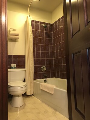 Tina con regadera, amenidades de baño gratuitas, toallas 