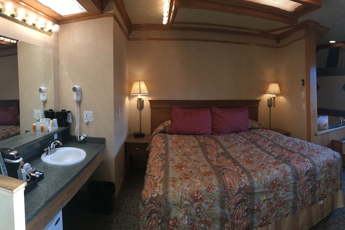 Suite, Jetted Tub | Meja, katil lipat simpan percuma, Wi-fi percuma
