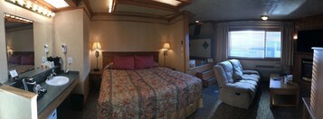 Suite, Jetted Tub | Desk, free rollaway beds, free WiFi