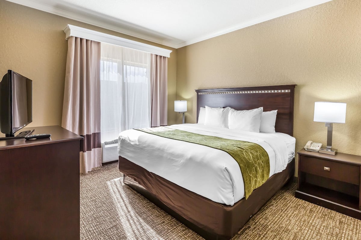 Premium bedding, in-room safe, individually furnished, desk