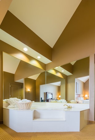 Suite, 1 King Bed, Jetted Tub | Jetted tub. The Wildwood Hotel