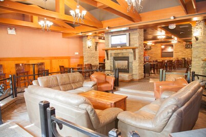 Twin Pine Inn & Suites