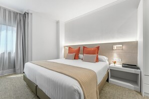 Superior-sviitti, keittotila | Minibaari, tallelokero huoneessa, työpöytä, pimennysverhot