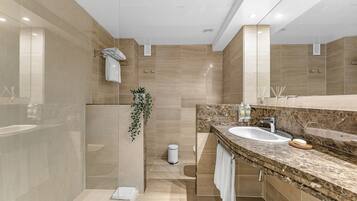 Superior suite, kitchenette | Badkamer | Een bad/douchecombinatie, gratis toiletartikelen, een haardroger