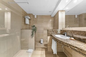 Bañera con ducha, artículos de tocador gratuitos, secador de pelo, bidet