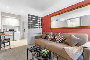 Superior-sviitti, keittotila | Oleskelualue | 26–tuumainen taulutelevisio, jossa satelliittikanavat