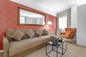 Superior-sviitti, keittotila | Oleskelualue | 26–tuumainen taulutelevisio, jossa satelliittikanavat