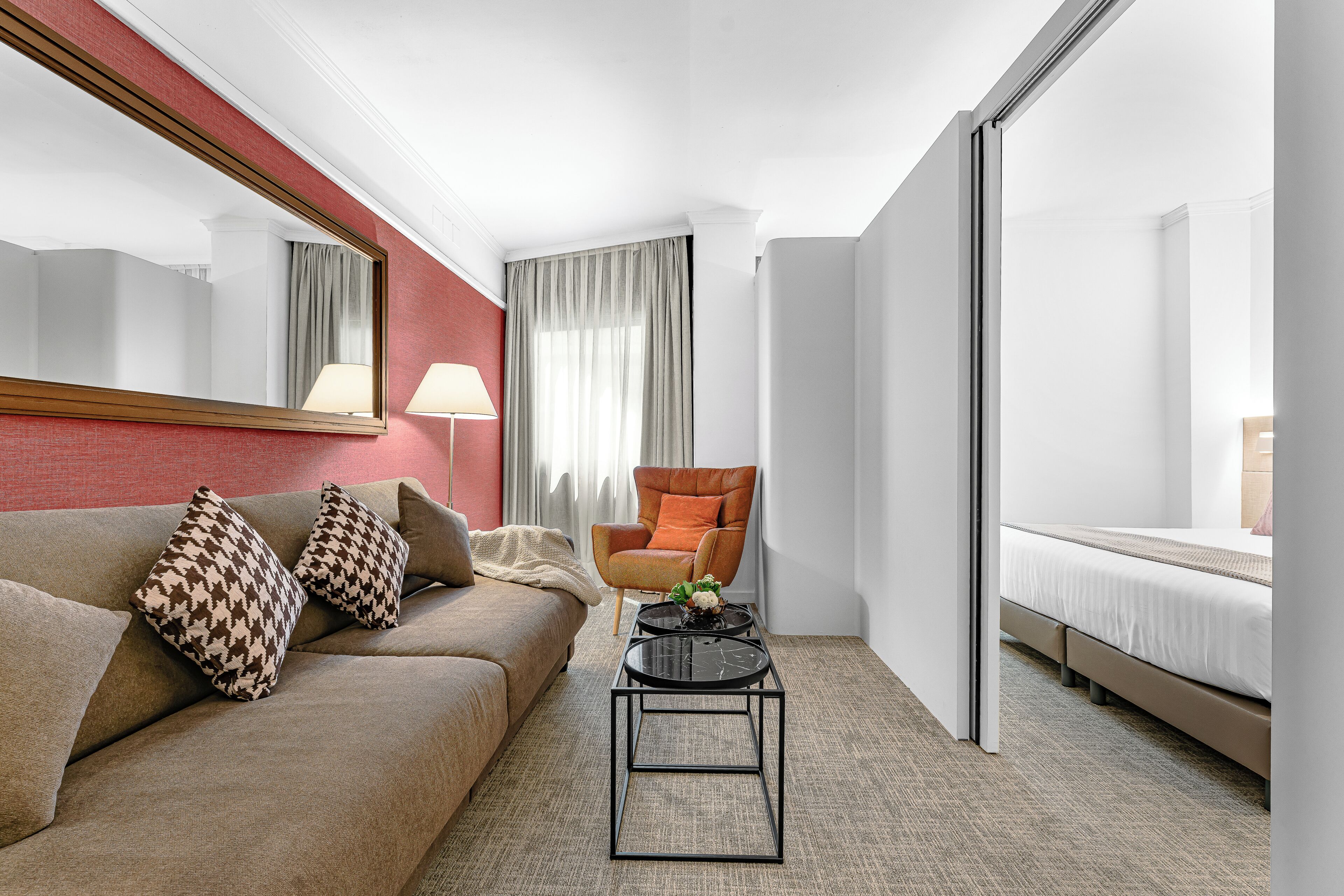 迷你吧、客房内保险箱、办公桌、遮光窗帘