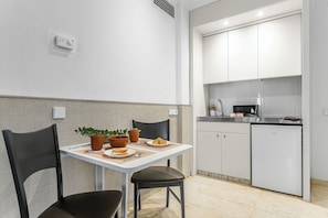 Phòng Suite Superior, bếp nhỏ | Bếp riêng | Tủ lạnh, bếp nấu, ấm điện, dụng cụ nấu nướng/bát dĩa/dao nĩa