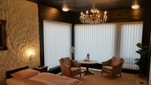 Minibar, skrivebord, strykejern/-brett og wi-fi (inkludert)