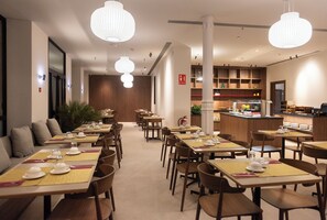 Café da manhã com buffet todos os dias (EUR 12 por pessoa) 