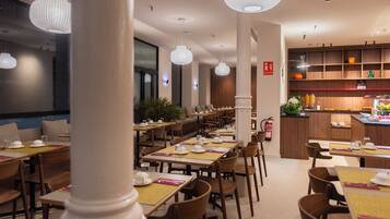 Se ofrece un desayuno bufé todos los días (por un coste adicional)