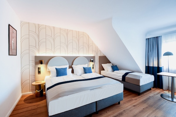 Klassieke driepersoonskamer | Een kluis op de kamer, individueel gedecoreerd, individueel gemeubileerd