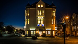 A hotel with a central tower, multiple windows, and a sign indicating it is a hotel. - guestified. BARBAROSSA Hotel (Ratingen)